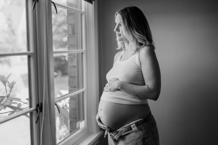 seattle lifestyle newborn photographer, maternity photography, bump belly, in home, studio, candid