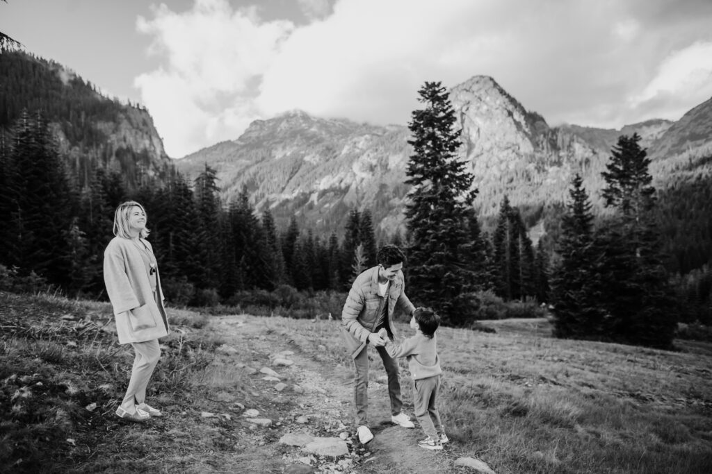 Seattle family photographer, PNW adventure photographer, Washington adventure photography, seattle mountain photos