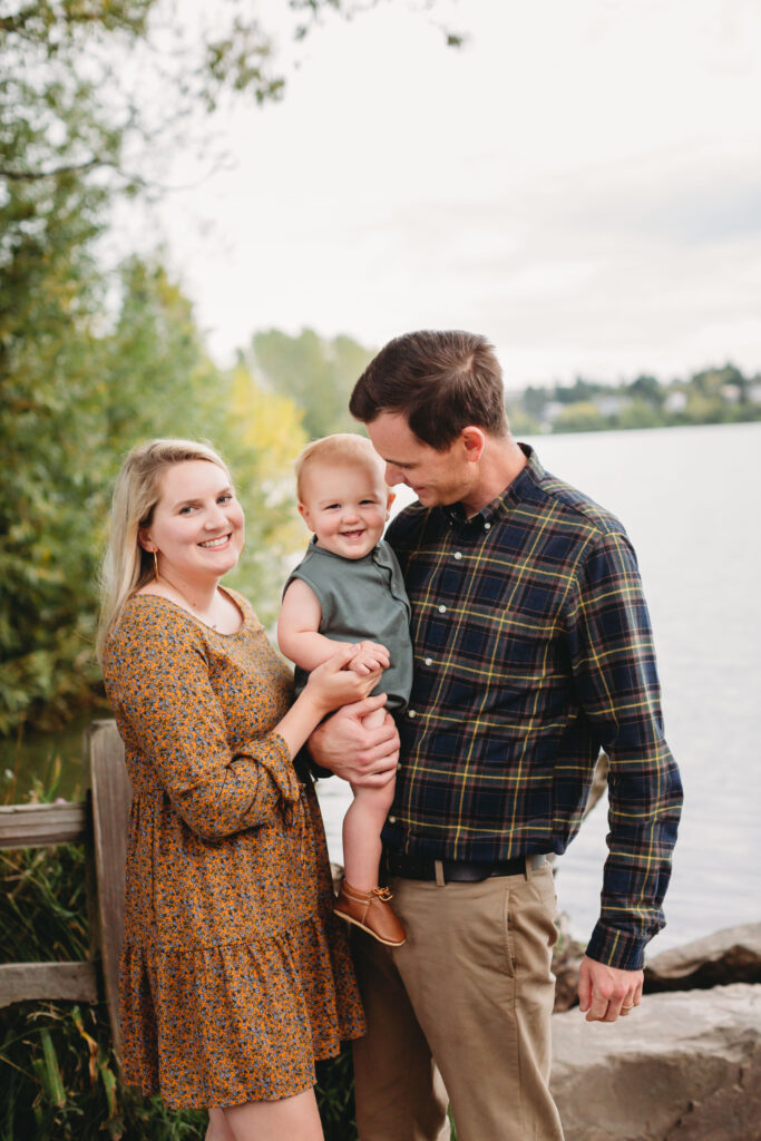 Seattle family photo session at Greenlake park by photographer Erin Schedler 