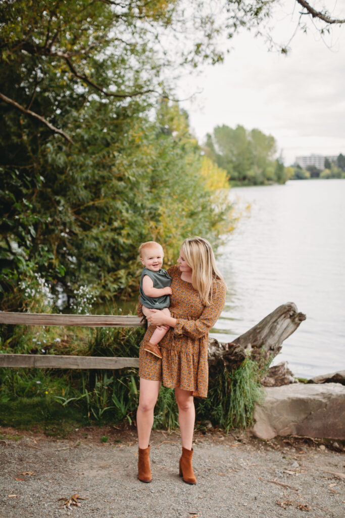 Seattle family photo session at Greenlake park by photographer Erin Schedler