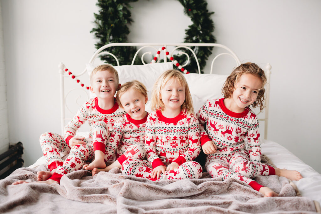 studio holiday mini sessions Christmas seattle family photographer 