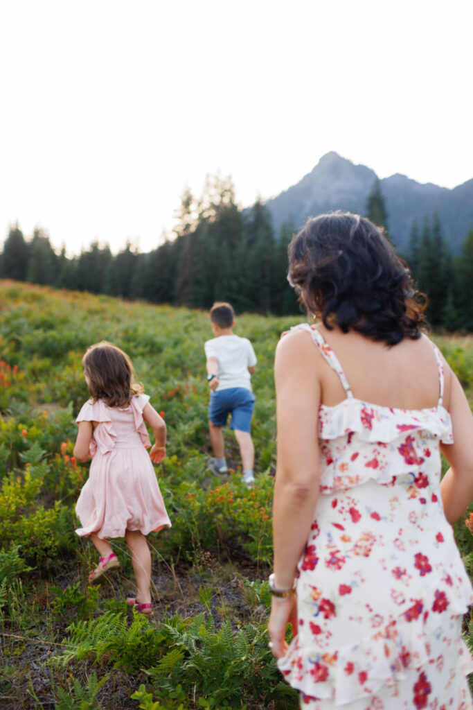 mountain family photos, pnw adventure photographer, seattle engagement photography, cascades sunset