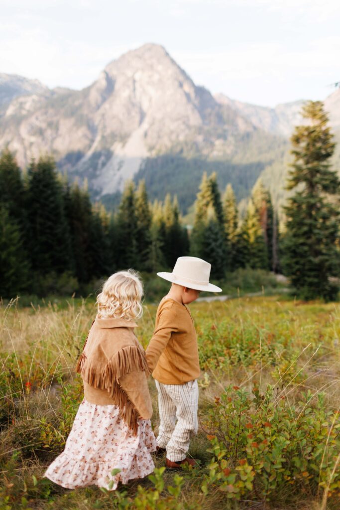 mountain family photo session, seattle family photographer, lifestyle family photography, north bend, issaquah, best, candid, kids, children