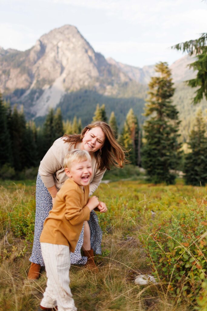 mountain family photo session, seattle family photographer, lifestyle family photography, north bend, issaquah, best, candid, kids, children, two mom 