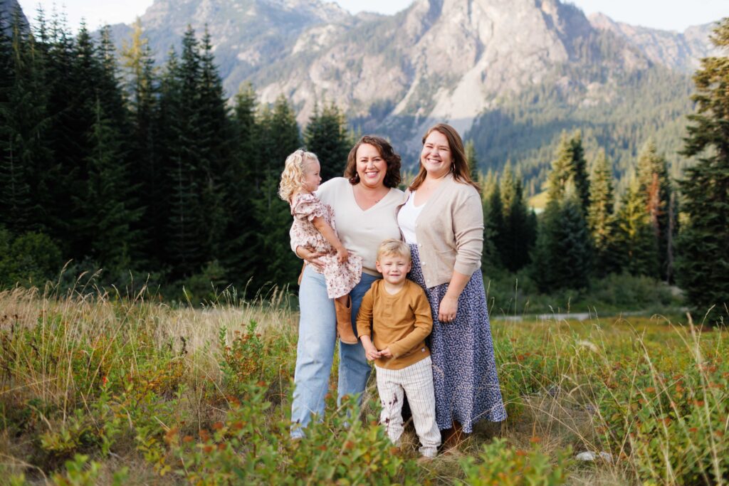 mountain family photo session, seattle family photographer, lifestyle family photography, north bend, issaquah, best, candid, kids, children