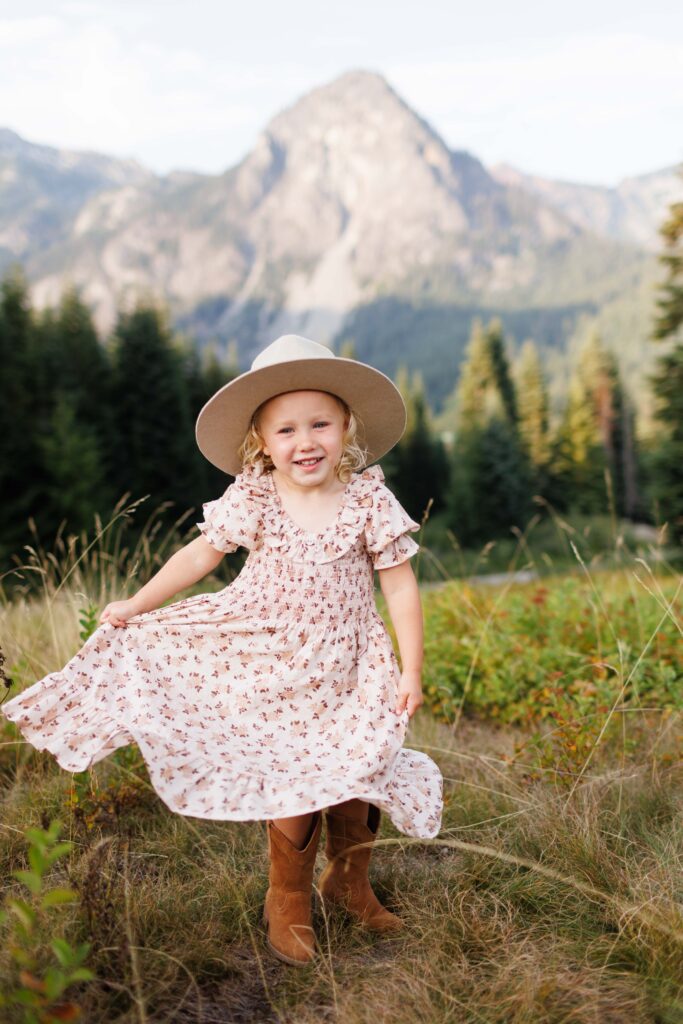 mountain family photo session, seattle family photographer, lifestyle family photography, north bend, issaquah, best, candid, kids, children