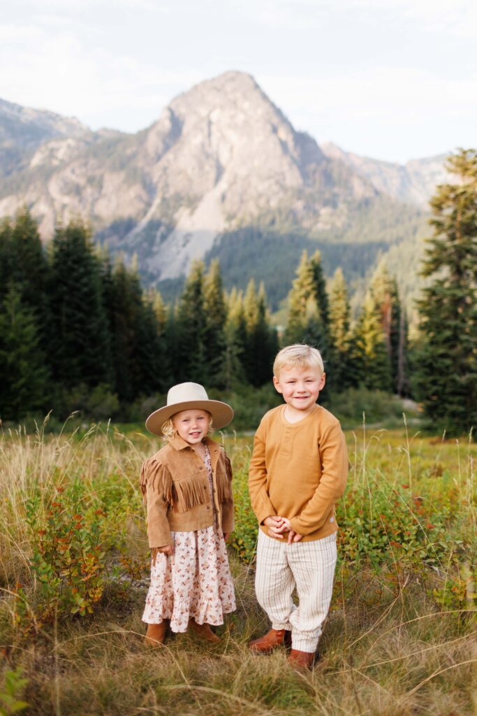 mountain family photo session, seattle family photographer, lifestyle family photography, north bend, issaquah, best, candid, kids, children